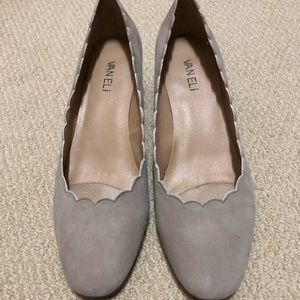 Van Eli Scalloped Edge Pump